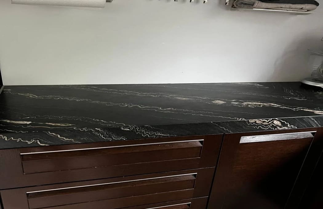 черный гранит на кухне