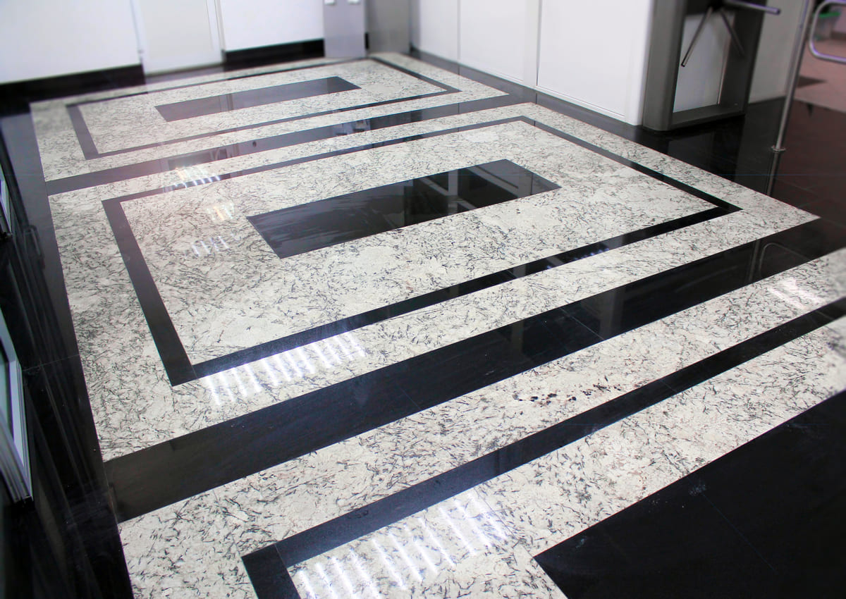 Гранитные полы в прихожей и холле